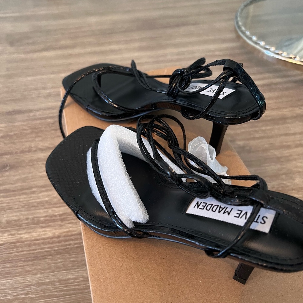 Steve Madden Glossy Black Lace-Up thong sandal NWT